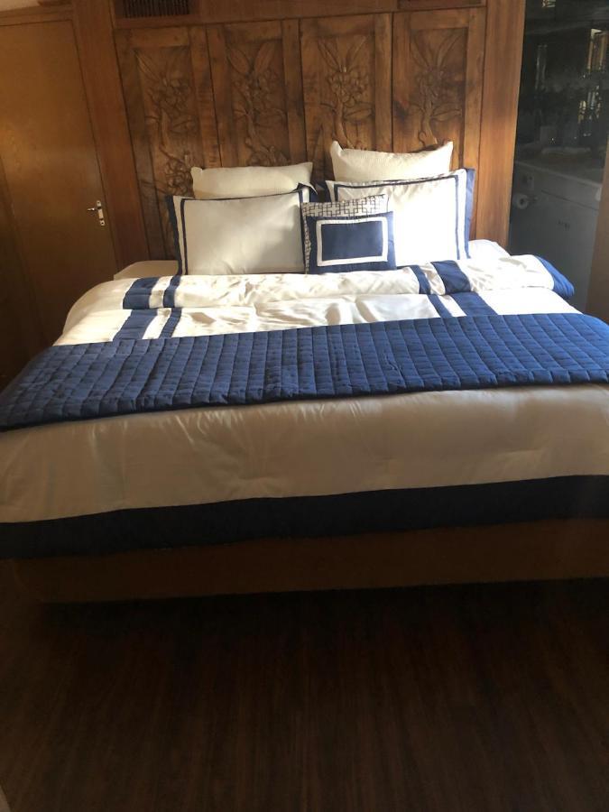 Botel Luxury Afloat Yacht Paradise 3 Bedrooms 3Bath 5 Beds With Full Marina View Los Angeles